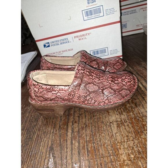 7M b.o.c. Born Clogs Loafers Wedge Heel Pink Brown Faux Leather Snakeskin Shoes - Picture 2 of 8